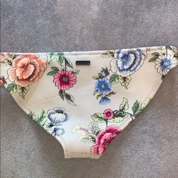 •TRIANGL Floral Set• - Picture 5 of 6